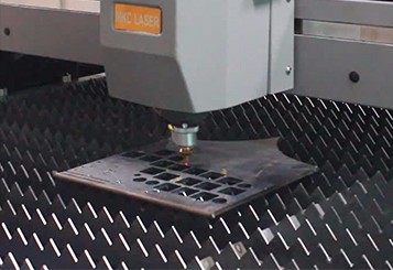 800W光纖激光切割機切割7mm碳鋼